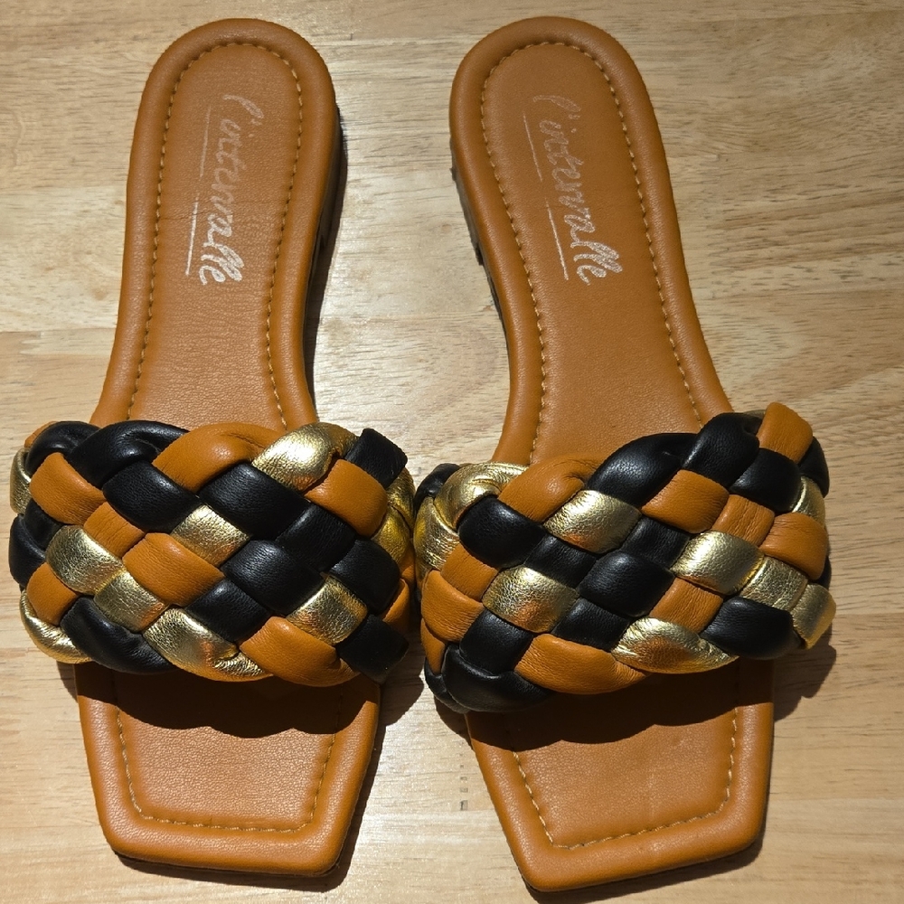 L'INTERVALLE Black and Gold Sandals Woven Design